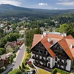 Panorama Gór - Centrum Miasta Z Widokiem Na Szrenicę *